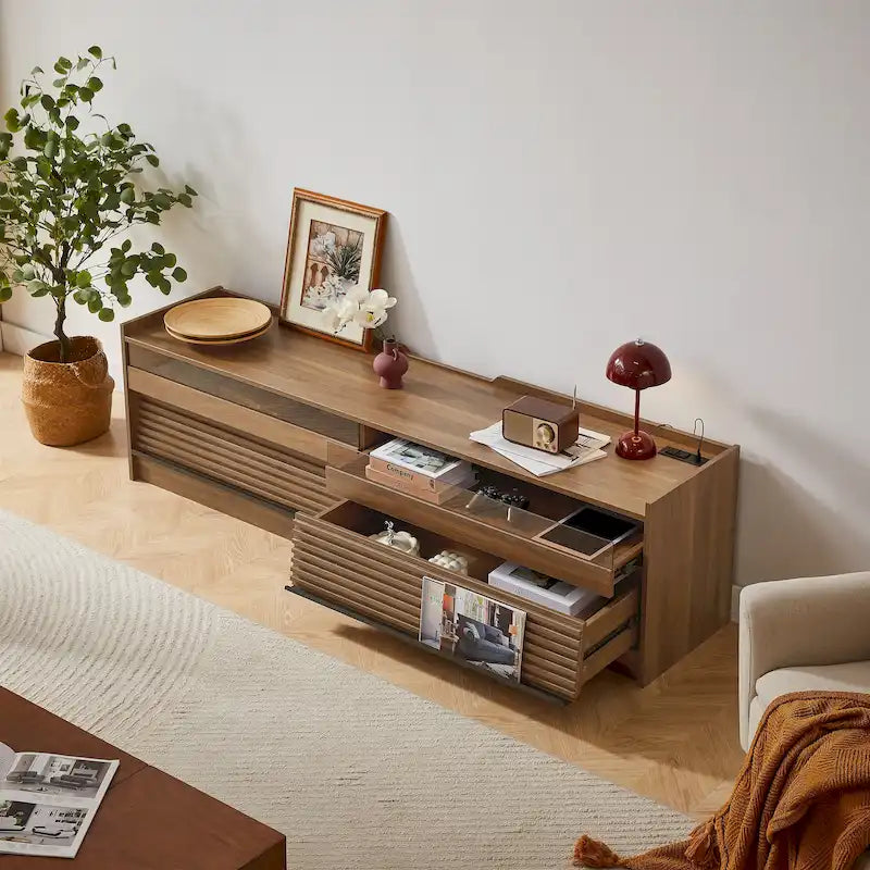 Meuble TV moderne avec tiroirs et ports de charge intégrés et éclairage LED d'ambiance