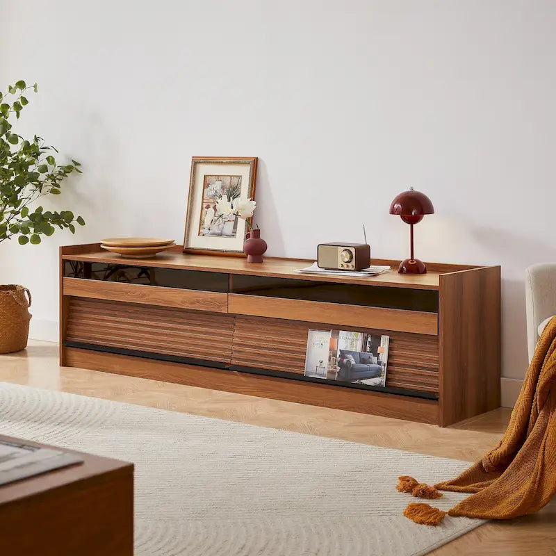 Meuble TV moderne avec tiroirs et ports de charge intégrés et éclairage LED d'ambiance