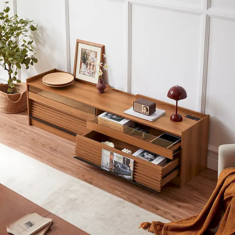 Meuble TV moderne avec tiroirs et ports de charge intégrés et éclairage LED d'ambiance