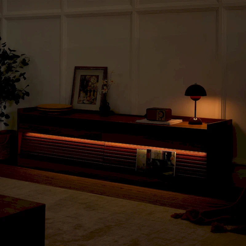 Meuble TV moderne avec tiroirs et ports de charge intégrés et éclairage LED d'ambiance