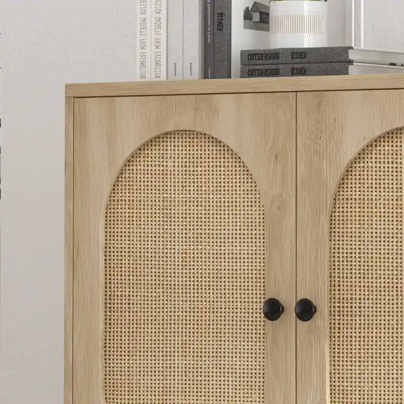 Meuble de rangement en rotin beige avec portes et étagères