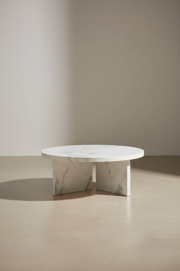 Une table basse à motifs circulaires en MDF blanc, adaptée aux petits espaces et aux salons.