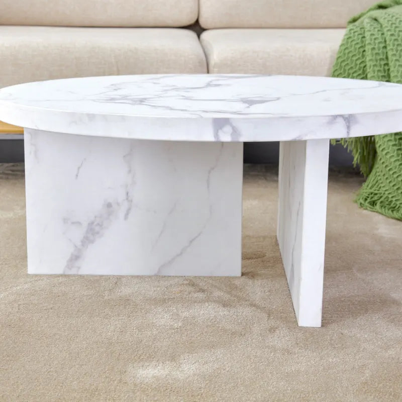 Une table basse à motifs circulaires en MDF blanc, adaptée aux petits espaces et aux salons.