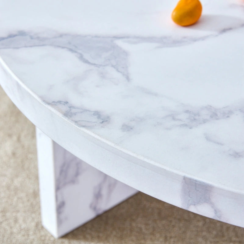 Une table basse à motifs circulaires en MDF blanc, adaptée aux petits espaces et aux salons.