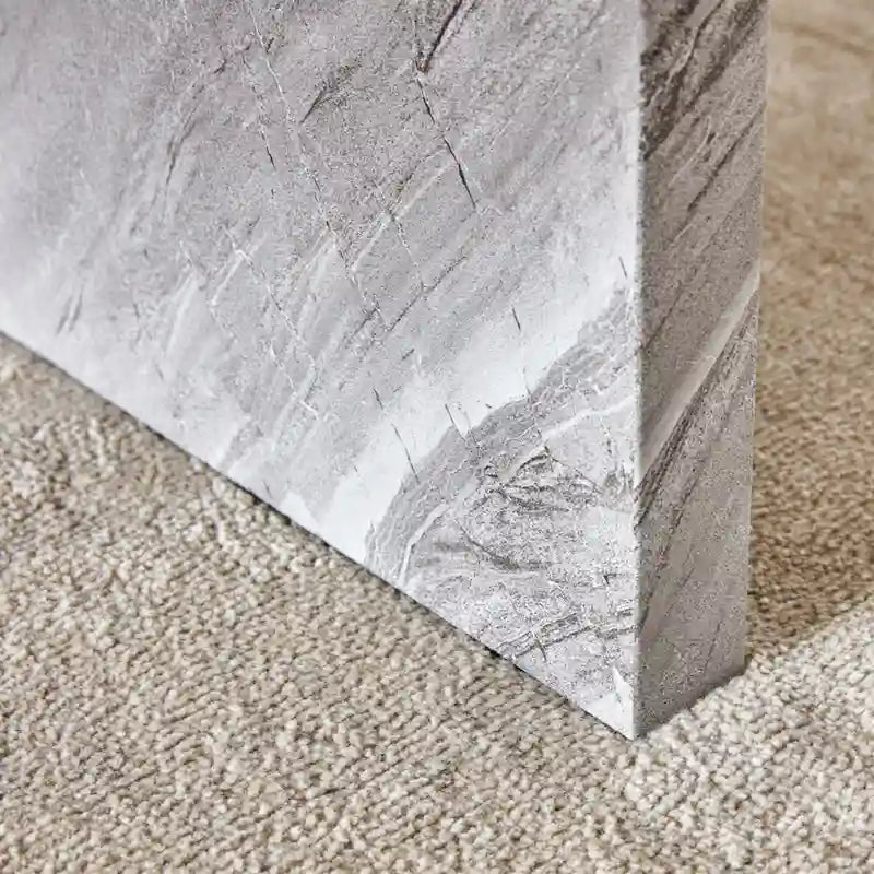 Une table basse à motifs circulaires en MDF blanc, adaptée aux petits espaces et aux salons.