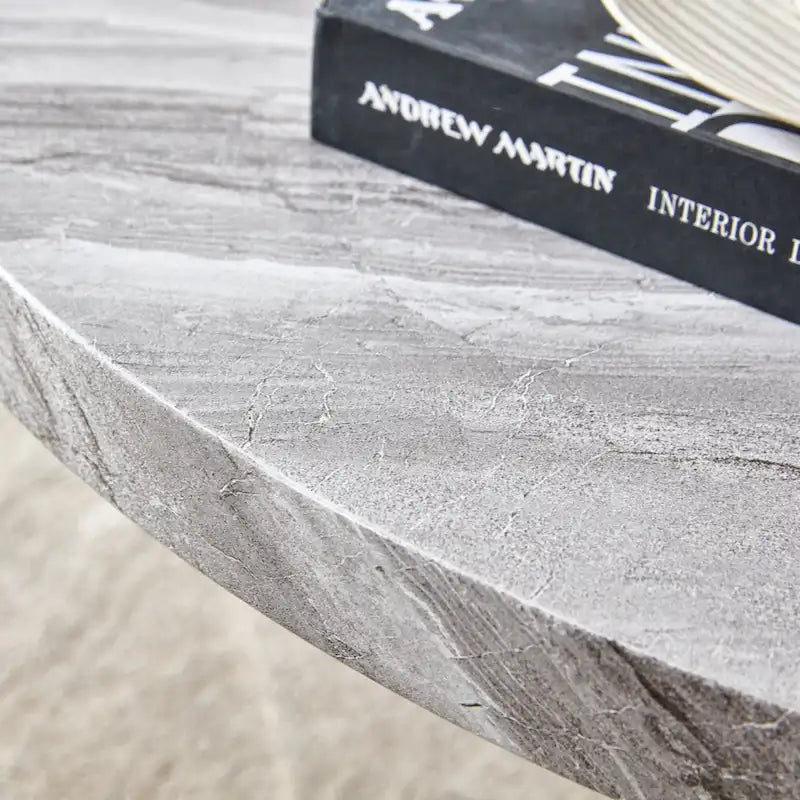 Une table basse à motifs circulaires en MDF blanc, adaptée aux petits espaces et aux salons.