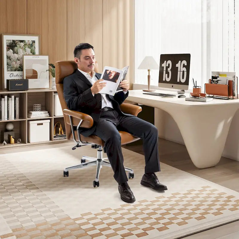 Fauteuil de bureau pivotant moderne du milieu du siècle, avec accoudoirs, en similicuir marron, réglable en hauteur par vérin à gaz